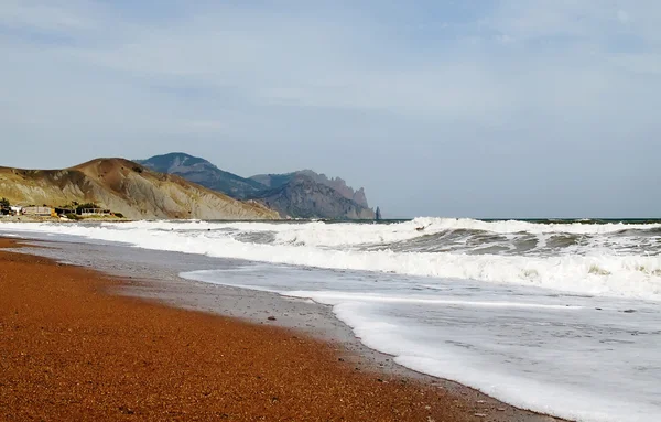 De kust van de Zwarte Zee met uitzicht op mount karadag — Stockfoto