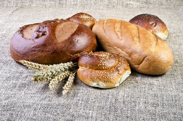 Assortimento di prodotti da forno giacenti sul sacco — Foto Stock