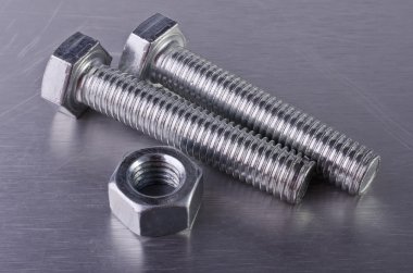 Metal cıvatalar ve fındıklar