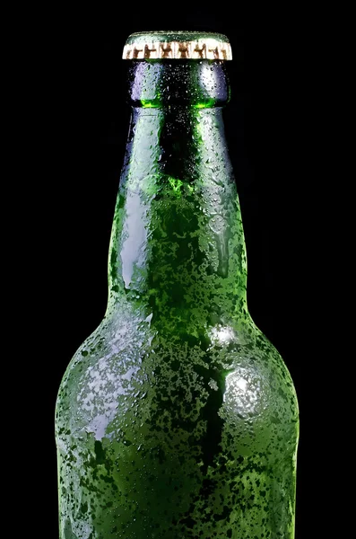 Garrafa de cerveja isolada sobre preto — Fotografia de Stock