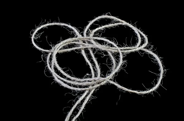 Tangled bola de cordel isolado sobre preto — Fotografia de Stock