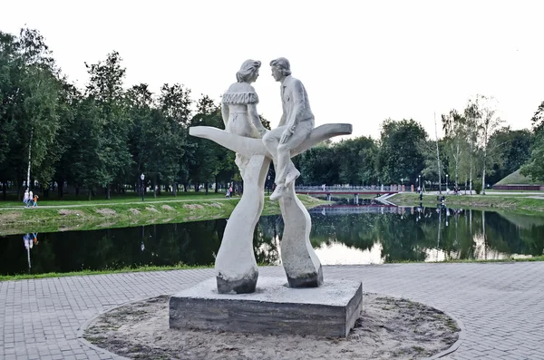 Monumento dos amantes no parque — Fotografia de Stock