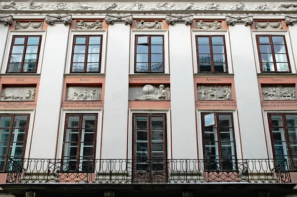 Fassade des Gebäudes mit Flachreliefs — Stockfoto