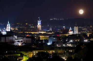 Dolunay lvov şehir geceleri yanar.