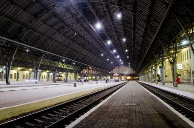 tren istasyonunda yolcu platformu