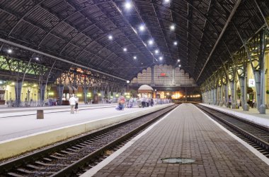 tren istasyonunda yolcu platformu