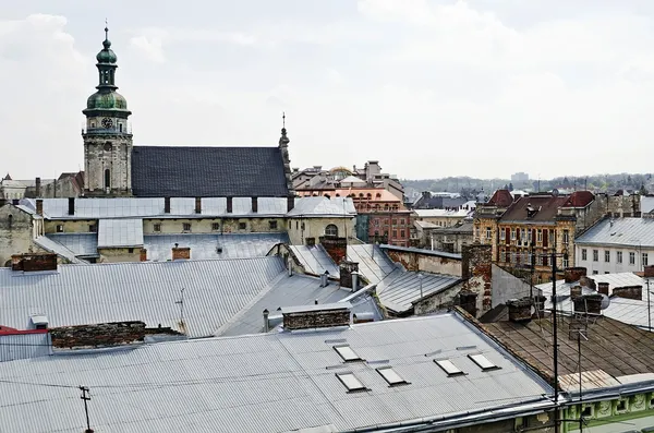 Pohled přes střechy starého města lvov — Stock fotografie