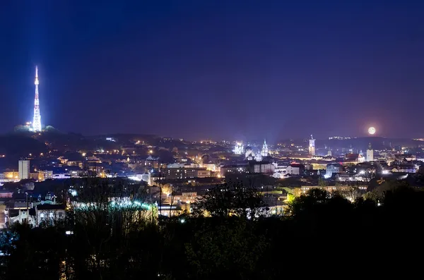 Hermosa vista nocturna de Lvov —  Fotos de Stock