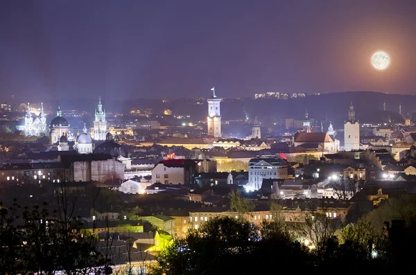 Telihold Lvov város megvilágítja az éjjel — Stock Fotó