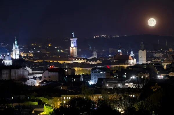 Luna llena ilumina la ciudad de Lvov en la noche —  Fotos de Stock