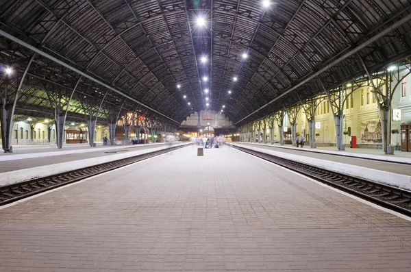 Platforma pasażerów na stacji kolejowej — Zdjęcie stockowe