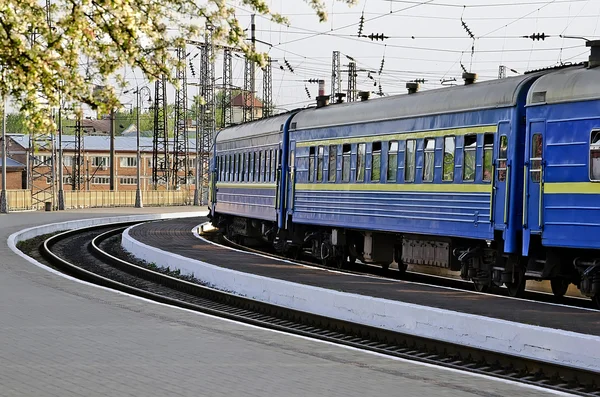 Pociąg na stacji kolejowej w — Zdjęcie stockowe