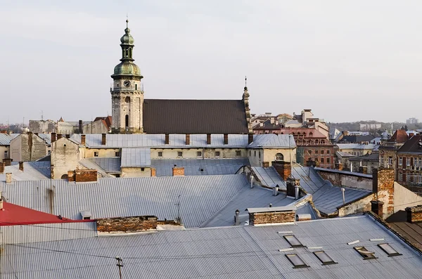 Nézd át a háztetőkön, a régi város Lvov — Stock Fotó