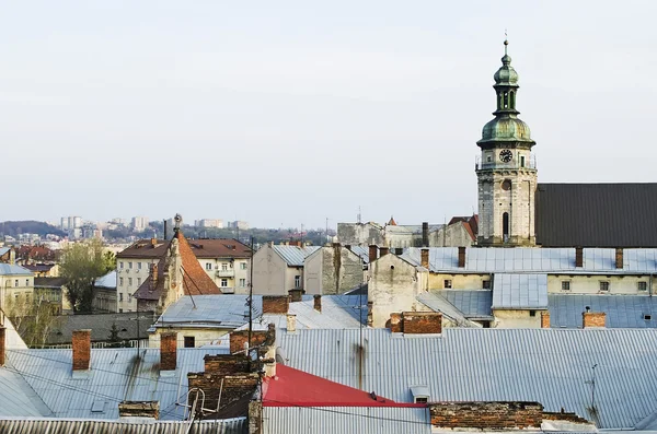 Pohled přes střechy starého města lvov — Stock fotografie