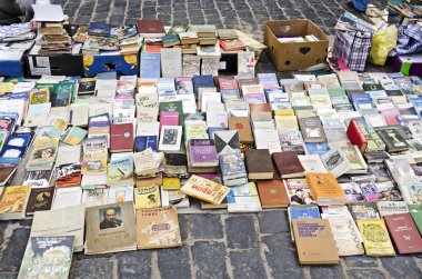 kitap pazarında açık