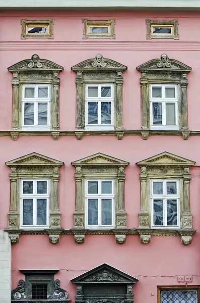 Piękną fasadą budynku we Lwowie — Zdjęcie stockowe