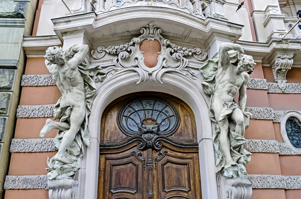 Escultura à entrada da Casa dos Cientistas em Lvov — Fotografia de Stock