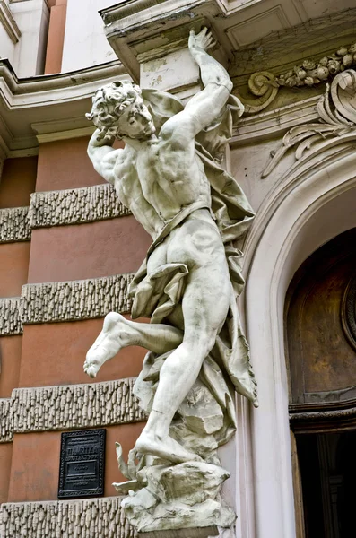 Sculptuur van een naakte man — Stockfoto