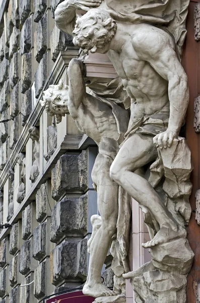 Escultura en la fachada de los científicos de la casa en Lvov — Foto de Stock