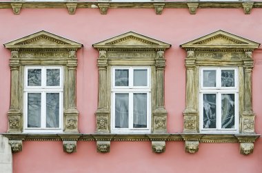 eski bir evde üç pencere