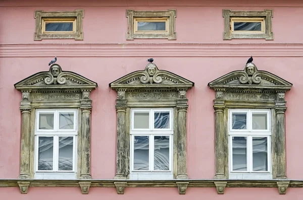Три вікна в старому будинку — стокове фото
