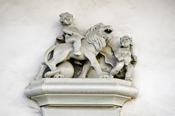 Escultura - el niño se sienta a horcajadas sobre un león —  Fotos de Stock