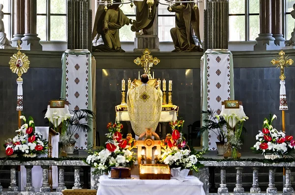 El sacerdote lleva a cabo la adoración — Foto de Stock