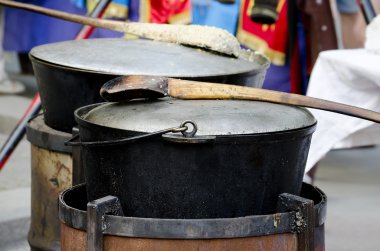 açık havada yemek pişirmek için büyük tencere