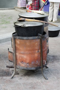 açık havada yemek pişirmek için büyük tencere