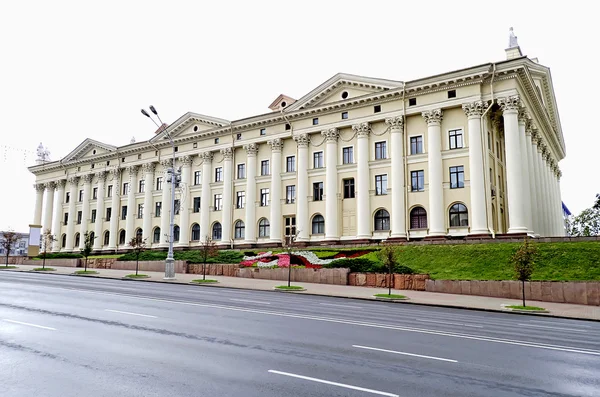 Gebouw met kolommen in het centrum van minsk — Stockfoto