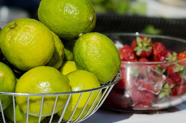 Lime och jordgubbar — Stockfoto