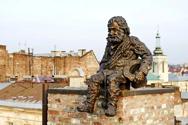 屋根に煙突掃除人の彫刻 — ストック写真