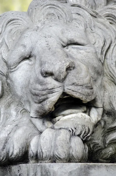 Escultura de la cabeza de un león — Foto de Stock