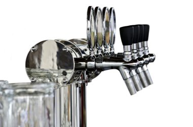 bira musluk üzerinde beyaz izole