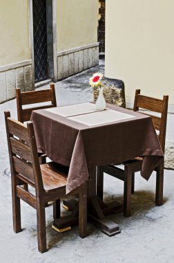 masa ve sandalye açık