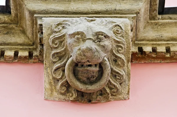 Cabeza de león en la fachada — Foto de Stock