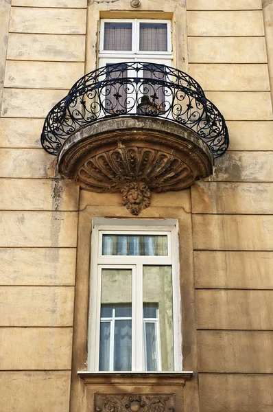 Kované staré balkon a okno — Stock fotografie