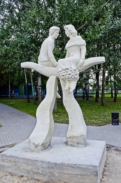 Lovers monument in the park — Stock Photo, Image