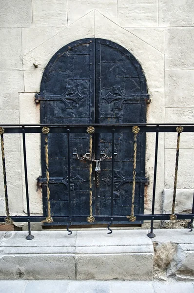 Παλιά πόρτα επεξεργασμένος-σιδήρου — Φωτογραφία Αρχείου