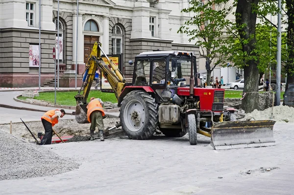 Werknemers herstellen van de weg — Stockfoto