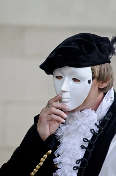 Man dragen van een masker op zijn gezicht — Stockfoto