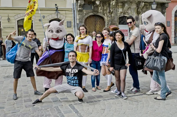 Turistas tomando fotos con personajes de dibujos animados —  Fotos de Stock
