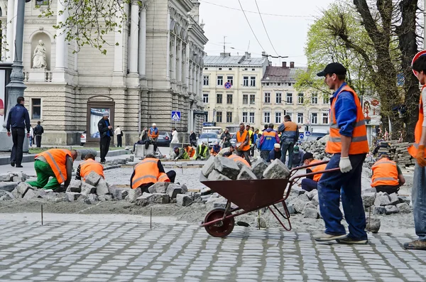 Workers laid paving stones — Stock Photo, Image