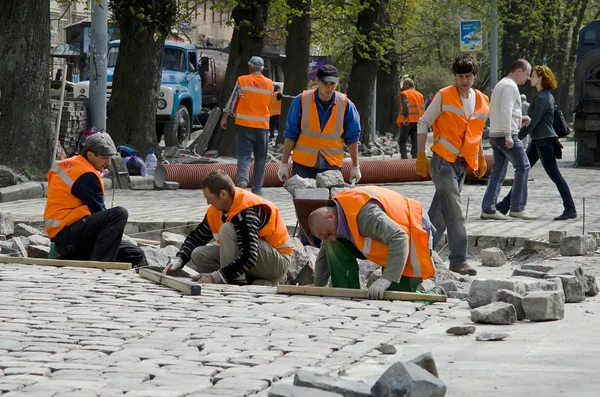 Werknemers straatstenen — Stockfoto