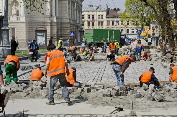 Workers laid paving stones — Stock Photo, Image