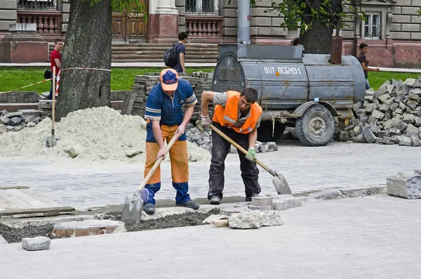 Pracownicy naprawiający drogi — Zdjęcie stockowe