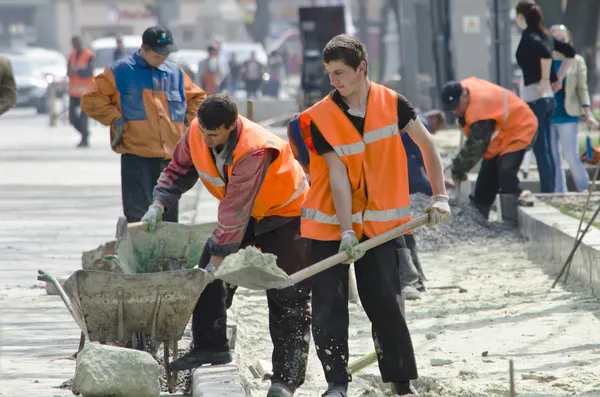 Lavoratori che riparano la strada — Foto Stock