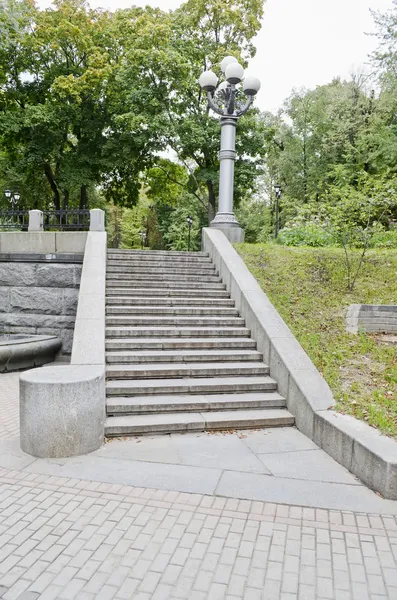 Escadas no parque — Fotografia de Stock