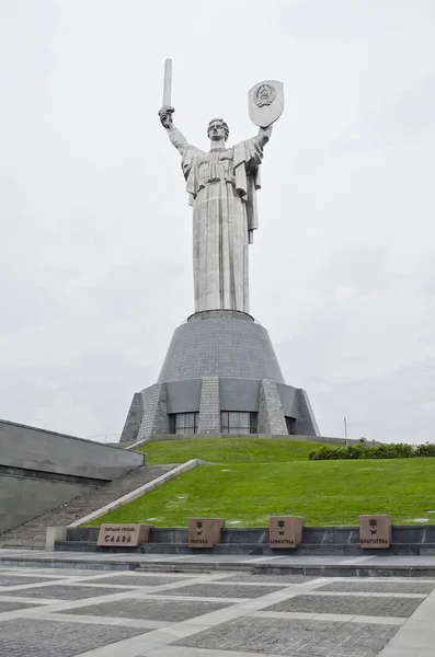 Monumentet "moderlandet" i kiev — Stockfoto