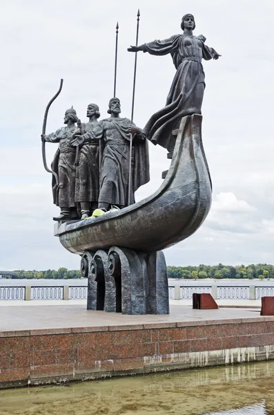 Monument to the founders of Kiev on the waterfront — Stock Photo, Image